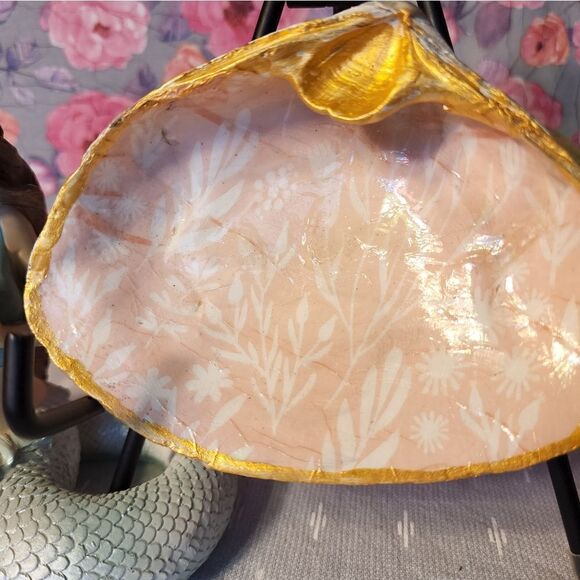 DECOUPAGE LIGHT PINK PRINT ON A CLAM SHELL - Picture 2 of 7